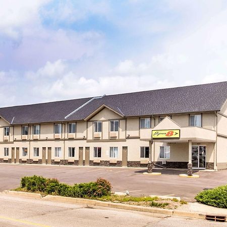 Super 8 By Wyndham Strathmore Buitenkant foto