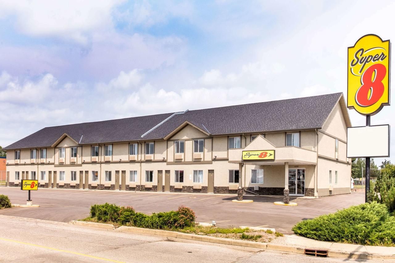 Super 8 By Wyndham Strathmore Buitenkant foto
